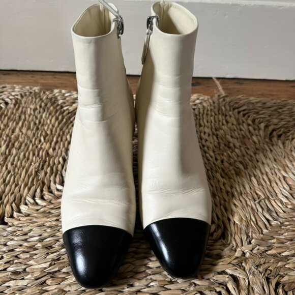 Chanel CC logo Black and White round toed boots - Picture 3 of 7